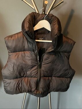Cropped Black Puffer Vest with High Collar - Women